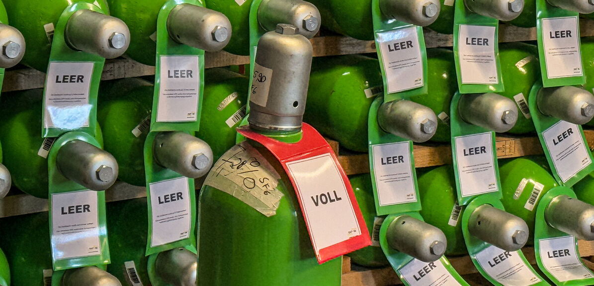 Restbestände von SF6 Gas in Flaschen vor dem Absaugen und Recycling des SF6 Gases SF6 Gas vor der Aufbereitung