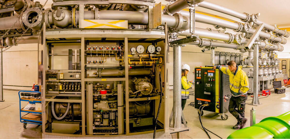 Fachgerechtes Absaugen von SF6 Gas aus einer GIS-Anlage Eine gasisiolierte Schaltanlage wird durch Absaugen des SF6 Gas für die Demontage der GIS-Anlage vorbereitet